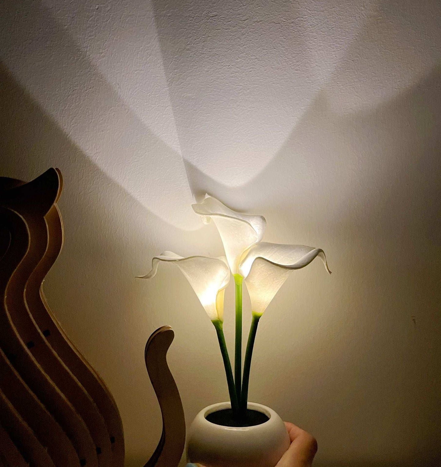 White Elegant Calla Lily LED Table Lamp - Lifelike Potted Flower Accent Light for Bedside Home Decor